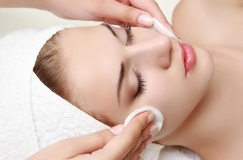 Limpeza de pele é tudo igual? Entenda por que você deve fazer com um especialista